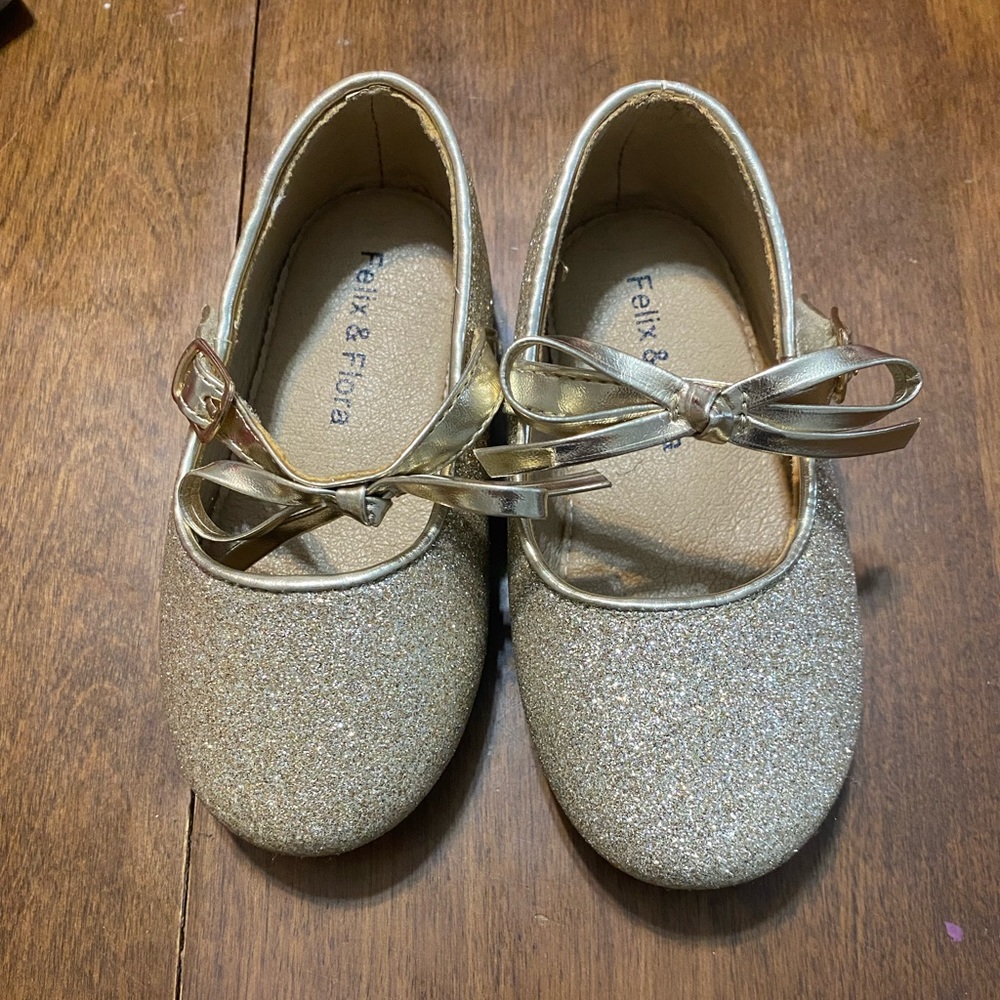 Gold sparkly dress shoes for toddler girl. Worn once.